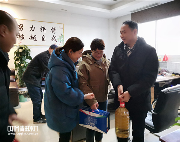 传递温暖祝福！重庆青田木门一直在行动！